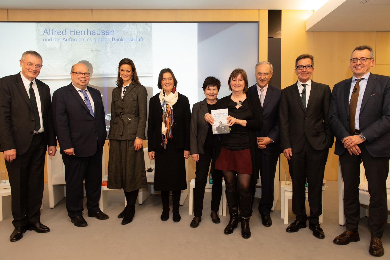 Gruppenbild mit Buch: (von links) Werner Plumpe, Johannes Bähr, Anna Herrhausen, Traudl Herrhausen, Ursula Weidenfeld, Friederike Sattler, Clemens Börsig, Rainer Hank, Jan Pieter Krahnen
